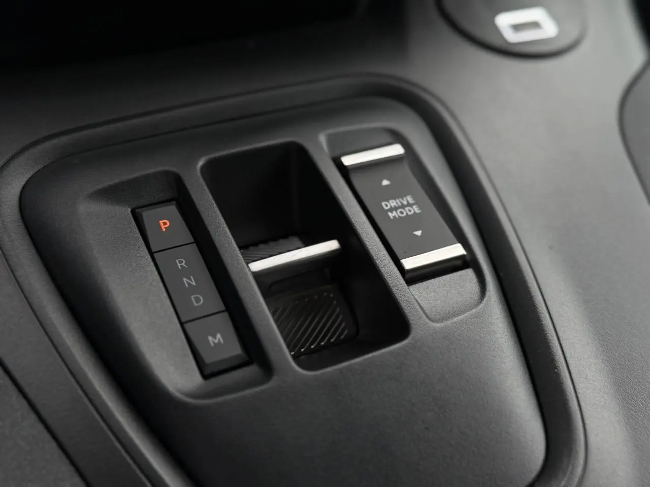 Gros plan sur la console centrale noire du Peugeot Rifter 2026 montrant les commandes de boîte auto et mode de conduite.