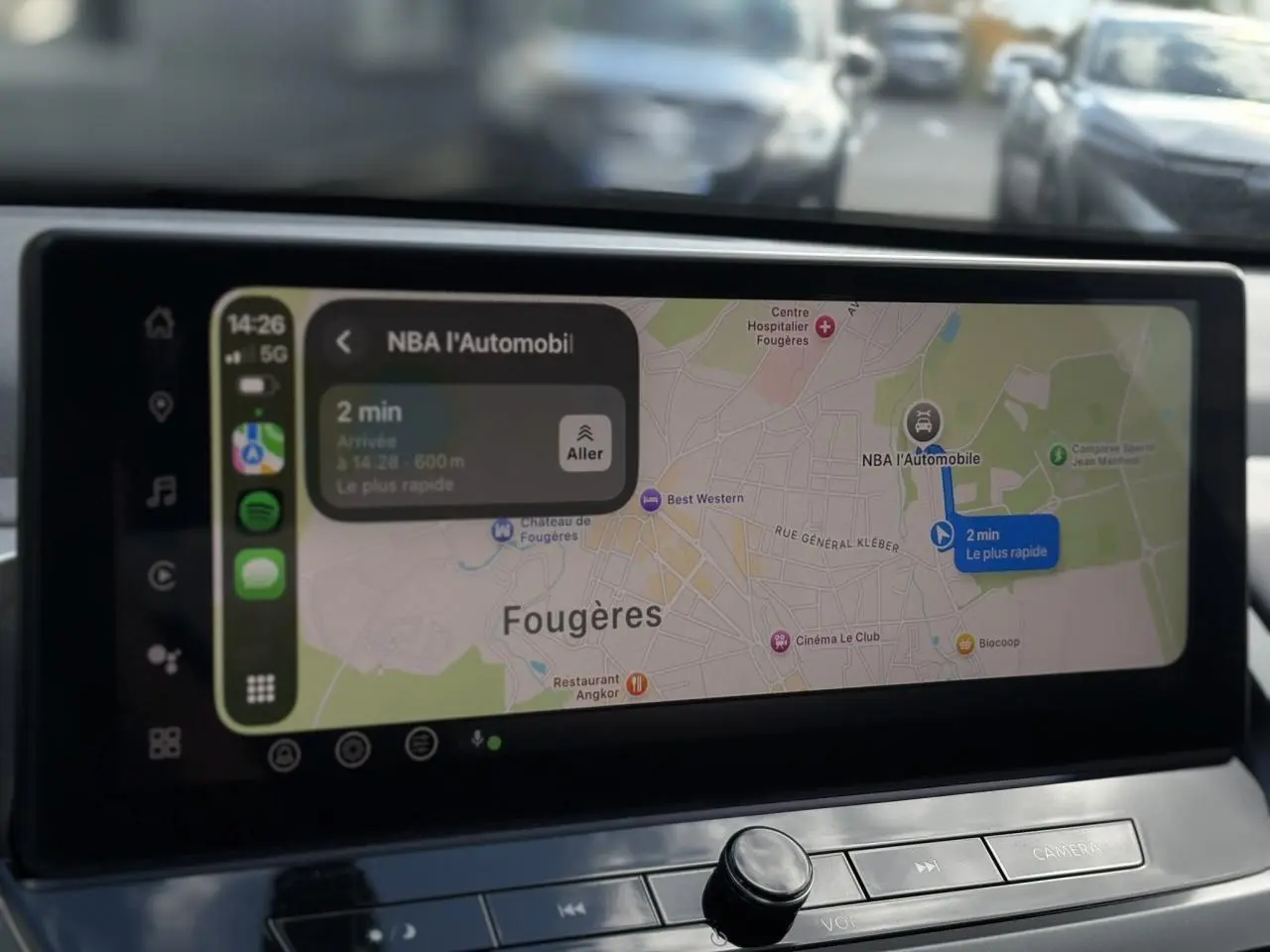 Écran tactile 12,3" du Nissan Qashqai 2025 affichant la navigation avec carte de Fougères.