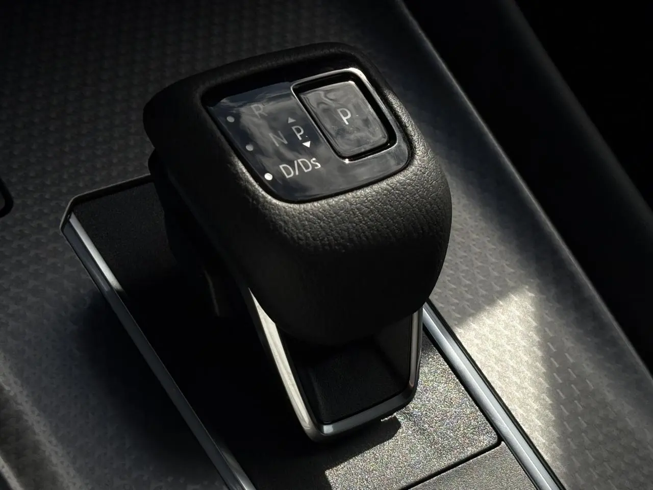 Gros plan sur le sélecteur de boîte automatique noir du Nissan Qashqai III 2025, finition N-Connecta.