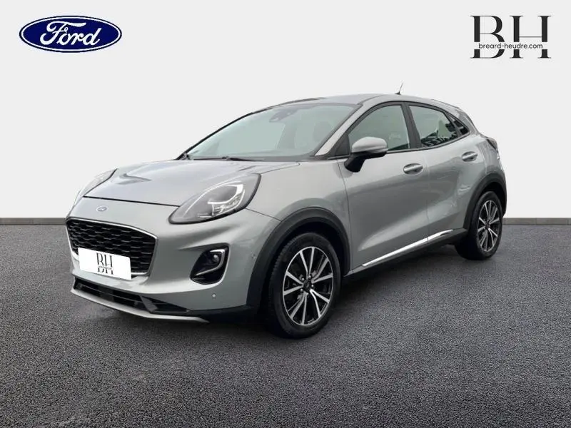 Ford Puma gris Solar métallisé vu en 3/4 avant droit, avec jantes alliage noires et calandre imposante noire.