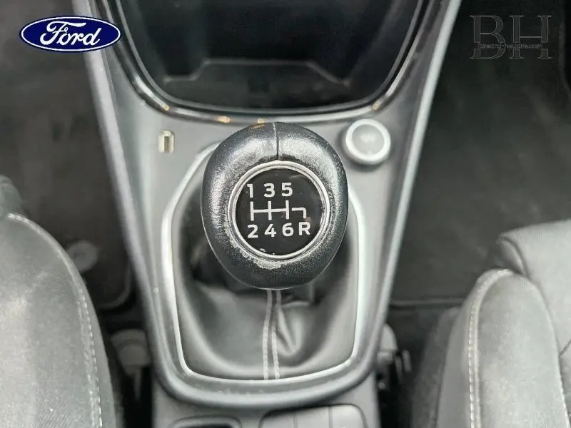 Vue rapprochée du levier de vitesses manuel noir dans l'habitacle du Ford Puma gris Solar Métallisée 2022.
