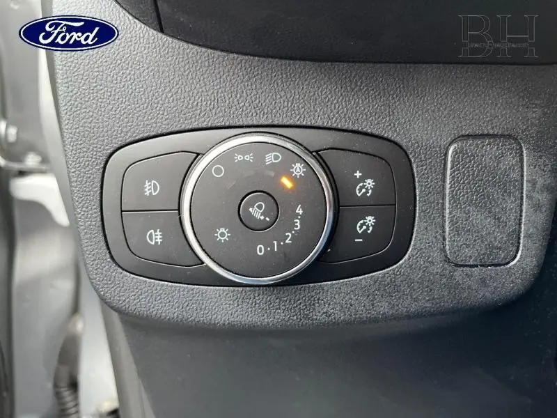 Commande des phares avec réglage d'intensité lumineuse sur tableau de bord noir du Ford Puma gris Solar 2022.