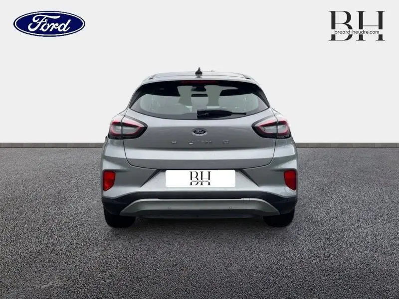 Vue arrière d'une Ford Puma gris Solar métallisée 2022 avec feux LED et boucliers couleur carrosserie.