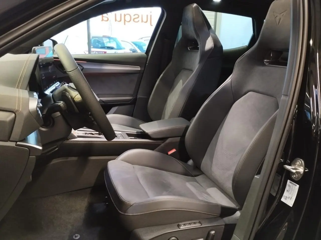 Vue intérieure côté conducteur du CUPRA Formentor 2.0 TDI 2026 avec sièges baquets suédine noir et surpiqûres cuivrées.