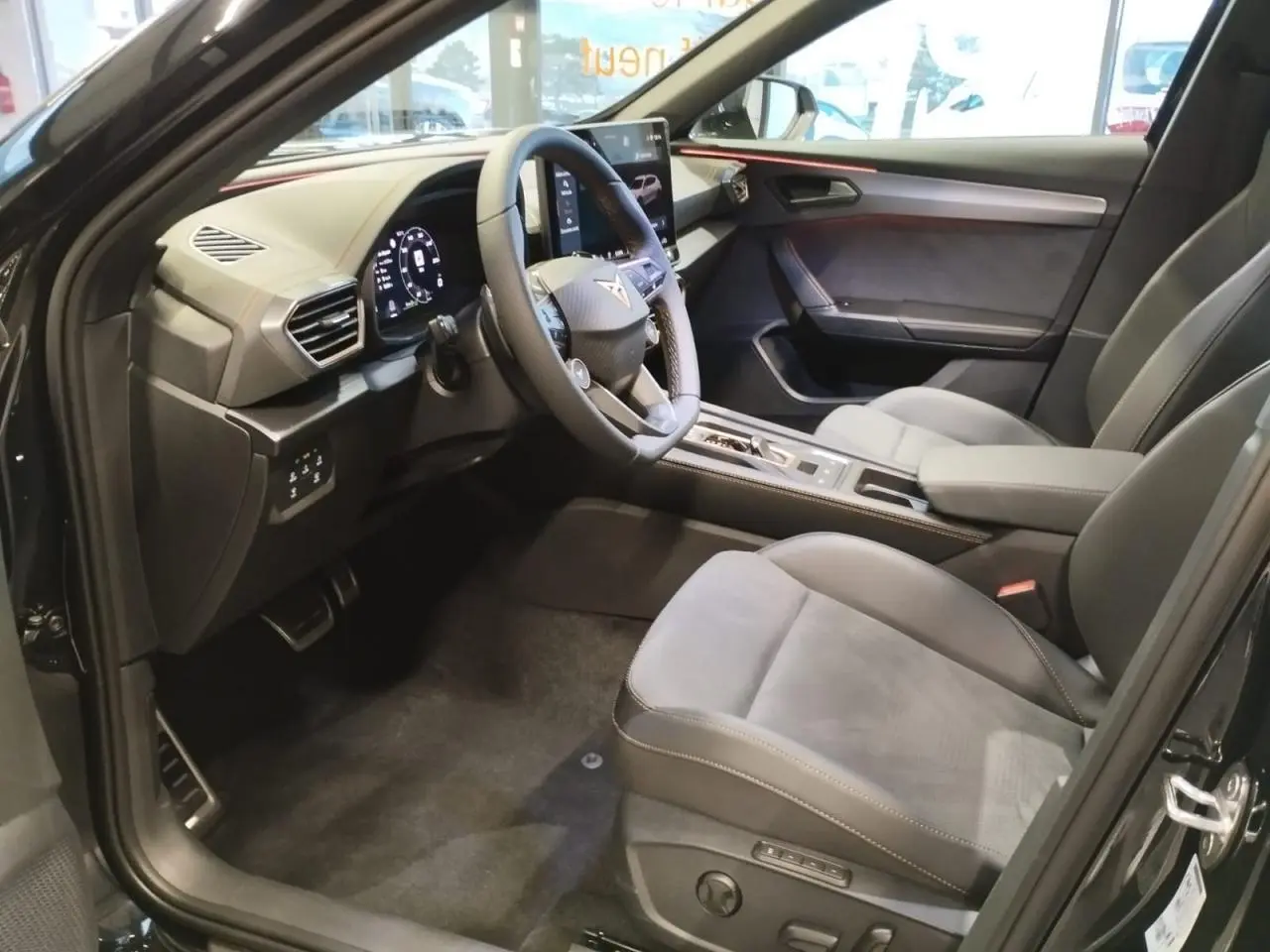 Intérieur avant droit du CUPRA Formentor noir métal 2026, sièges suédine noir et tableau de bord moderne avec écran digital.