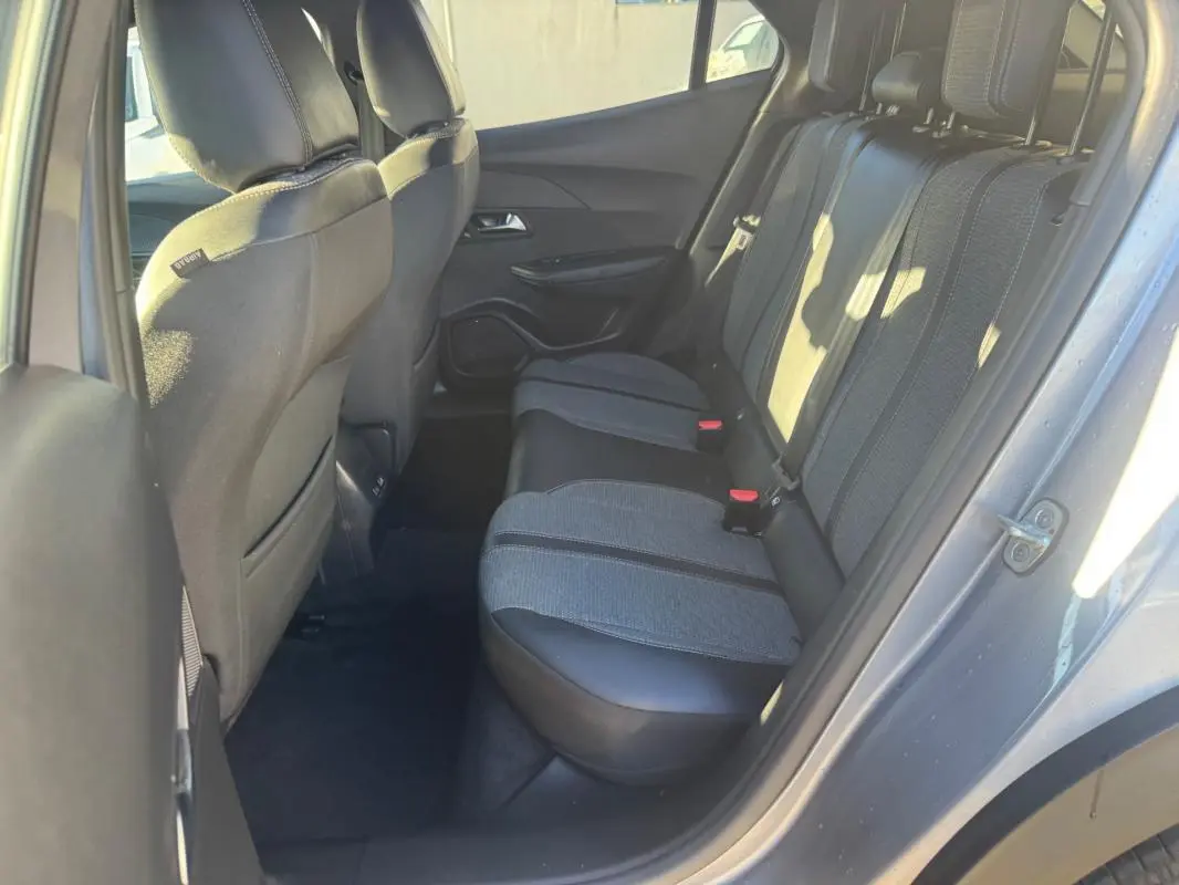 Vue intérieure côté droit des sièges arrière gris et noirs du Peugeot 2008 Hybrid 136 e-DCS6 Allure 2024.