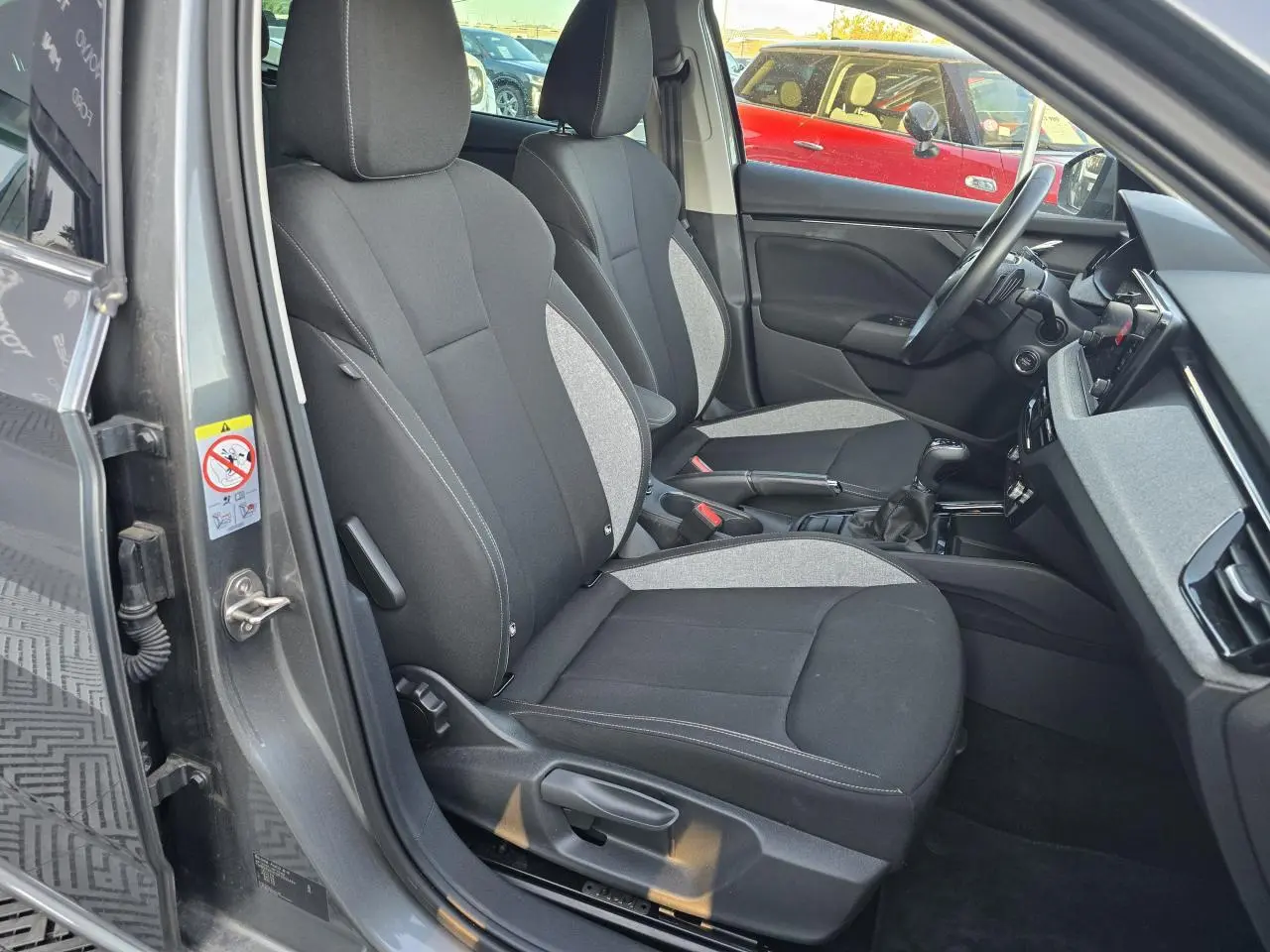 Vue intérieure côté conducteur de la Skoda Scala gris graphite, montrant les sièges avant et le tableau de bord.