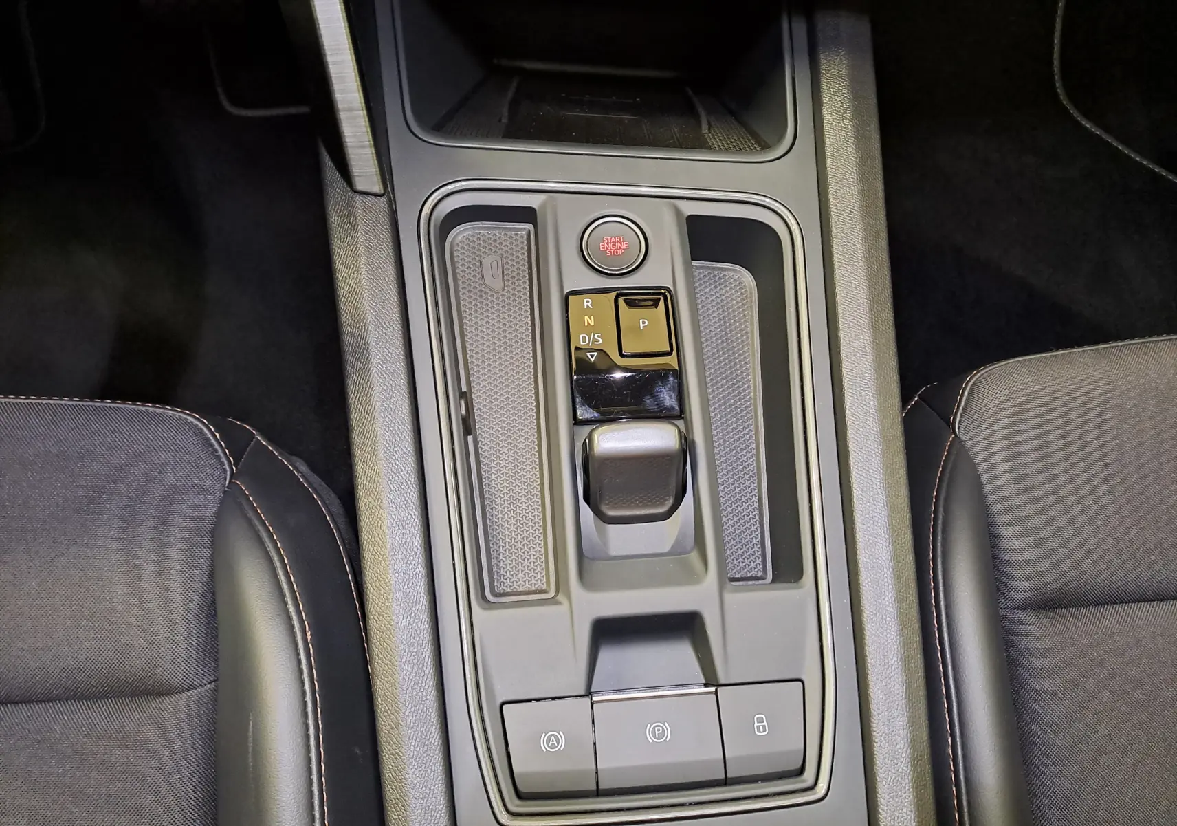 Vue rapprochée de la console centrale de la CUPRA Leon 2024, avec levier de vitesse automatique et bouton start/stop.
