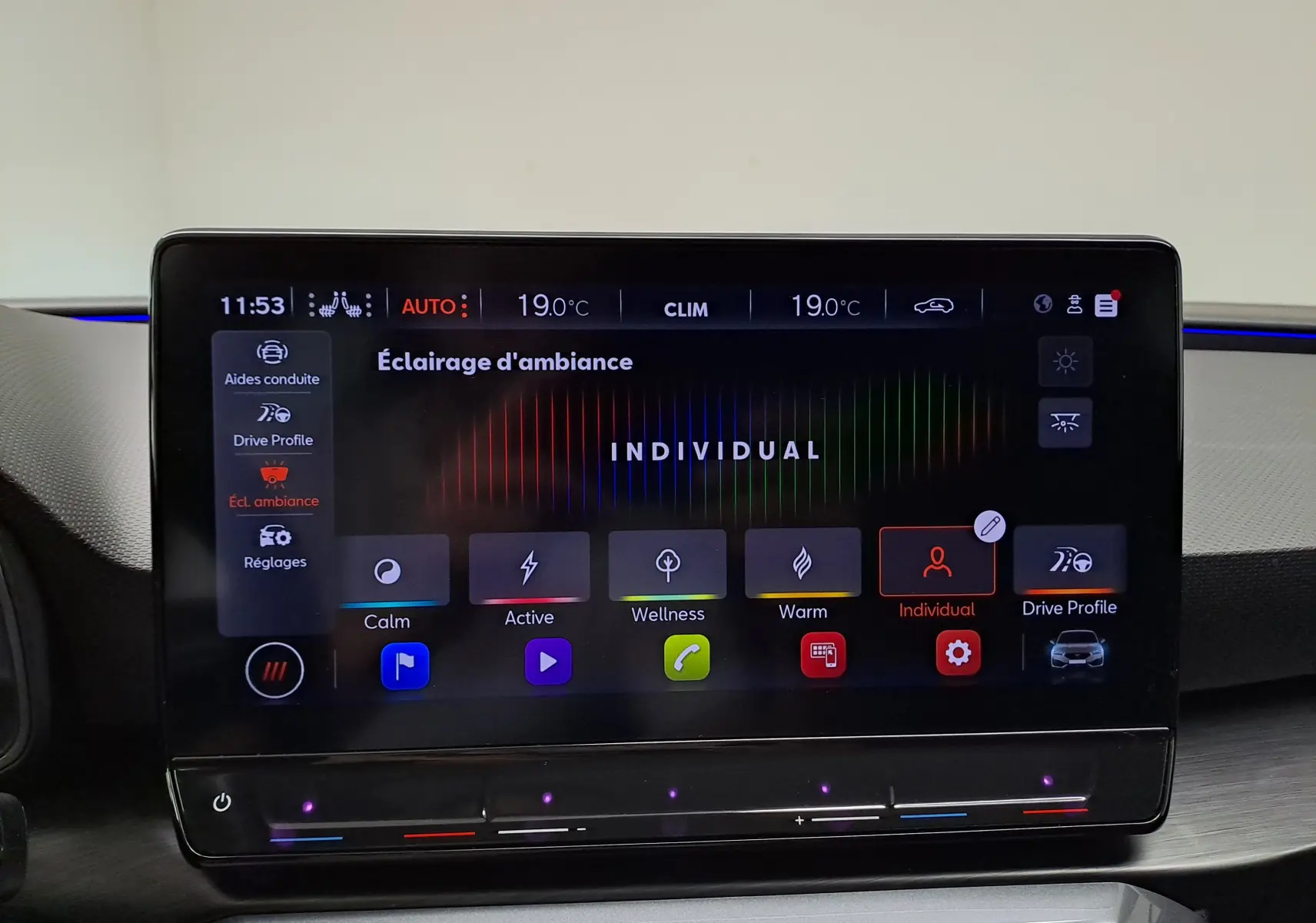 Écran tactile central de la CUPRA Leon 2024 affichant les réglages d’éclairage d’ambiance en mode Individual.