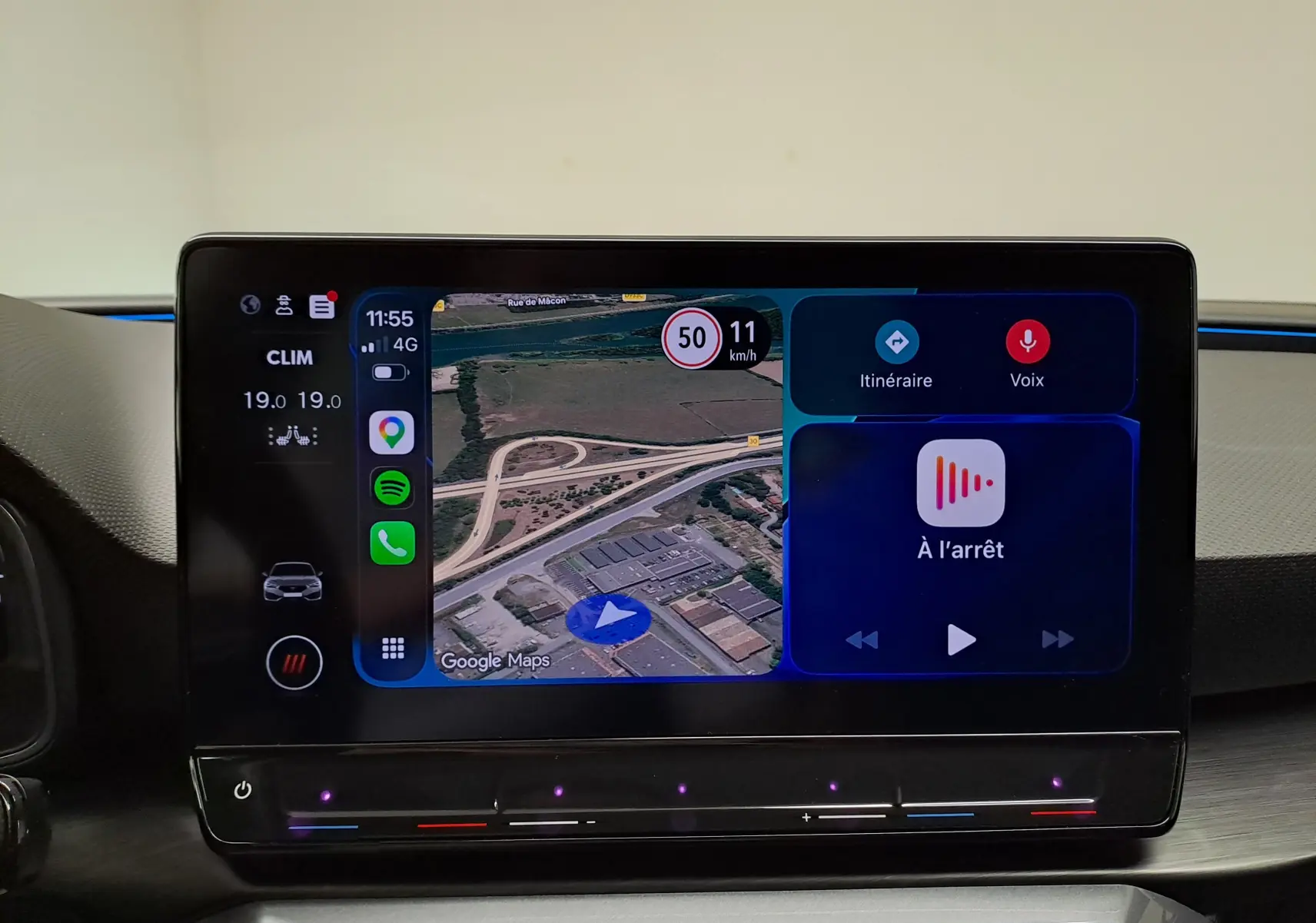 Écran central tactile de la CUPRA Leon 2024 affichant la navigation Google Maps et les commandes multimédia.