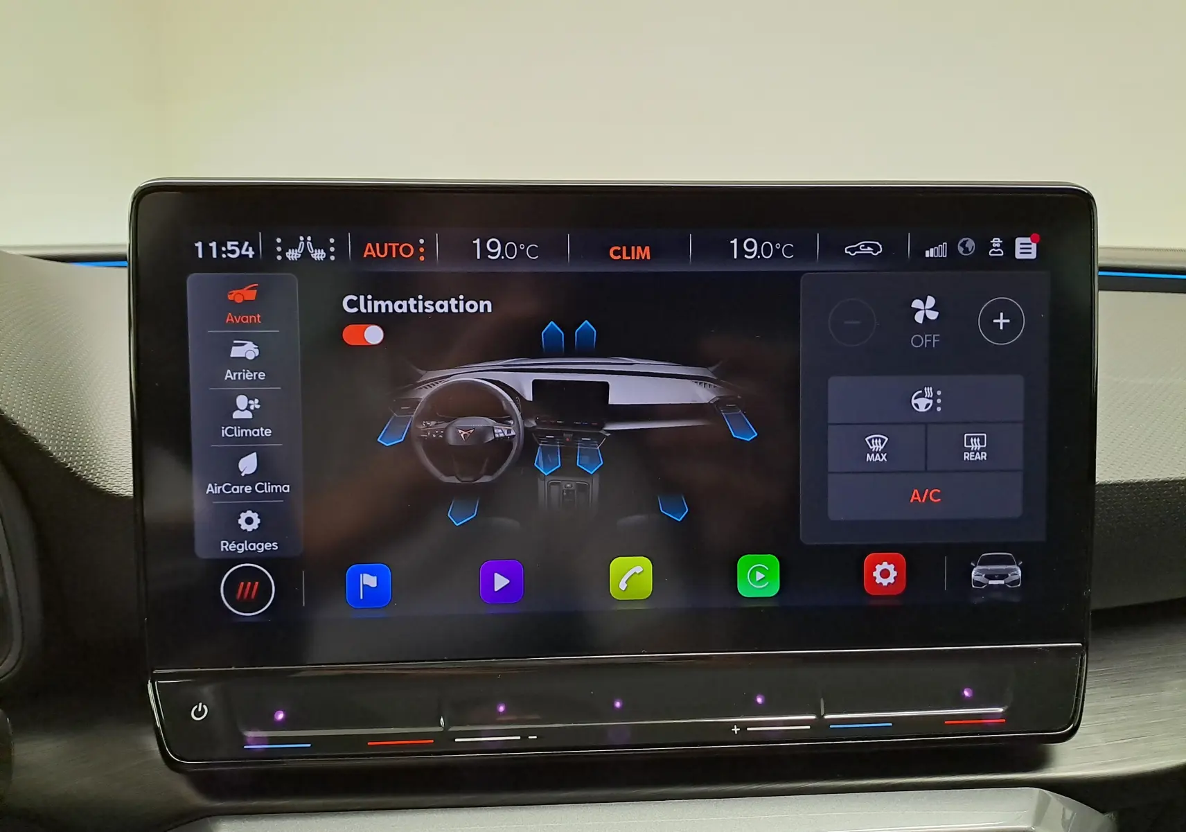 Écran tactile central de la CUPRA Leon 2024 montrant le menu de climatisation avec interface moderne et icônes colorées.