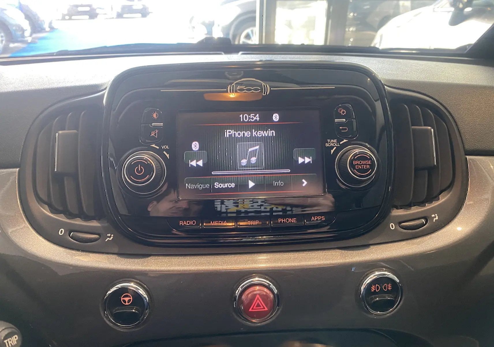 Vue rapprochée du tableau de bord de la Fiat 500 Lounge 2019, écran tactile central avec connexion Bluetooth active.