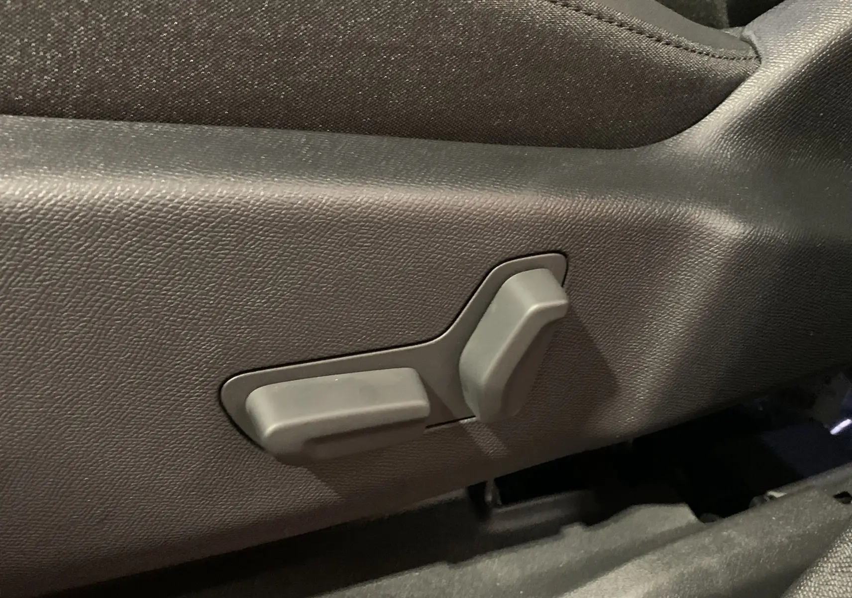 Vue latérale droite de la banquette arrière en cuir noir du Citroën C5 Aircross hybride blanc 2024, avec appuie-têtes réglables.