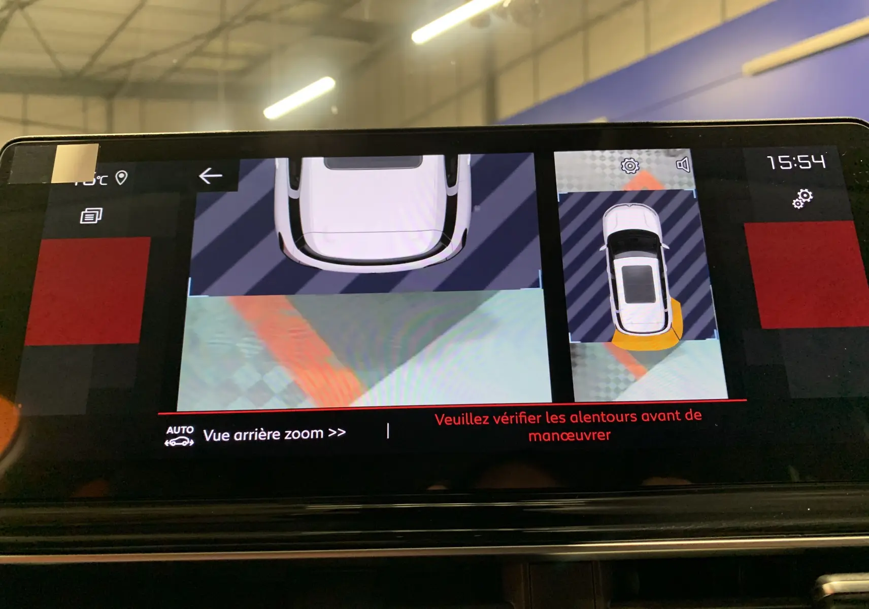 Écran multimédia du Citroën C5 Aircross hybride blanc montrant la caméra avant avec lignes de guidage et vue 360° du véhicule.