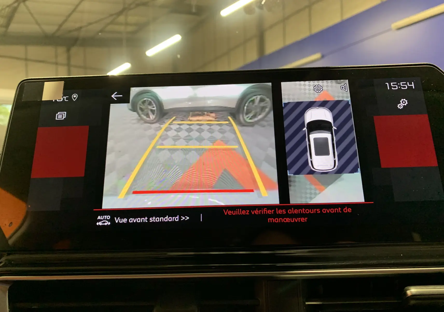 Écran tactile du système de navigation du Citroën C5 Aircross hybride blanc, affichant une carte en 3D avec rues et options.