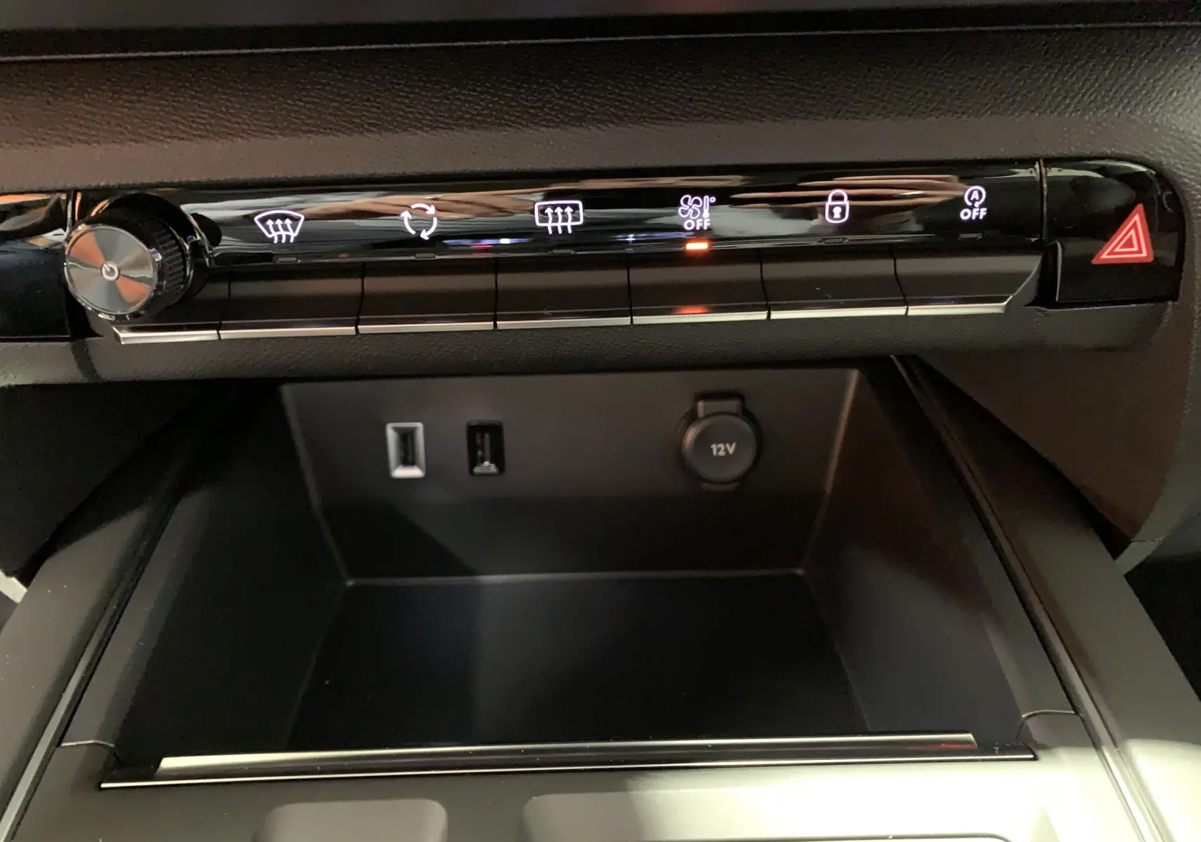 Bouton rond "Engine Start Stop" en gros plan sur la console intérieure du Citroën C5 Aircross hybride blanc 2024.