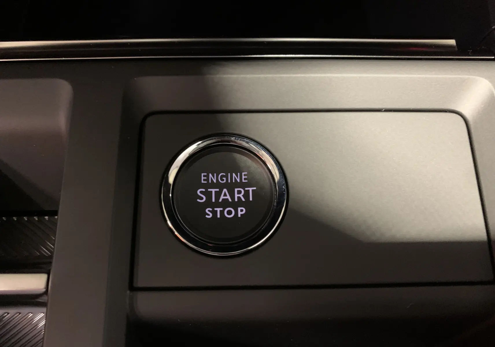 Gros plan sur la console centrale du Citroën C5 Aircross hybride 2024 avec bouton start/stop et commandes de boîte automatique.