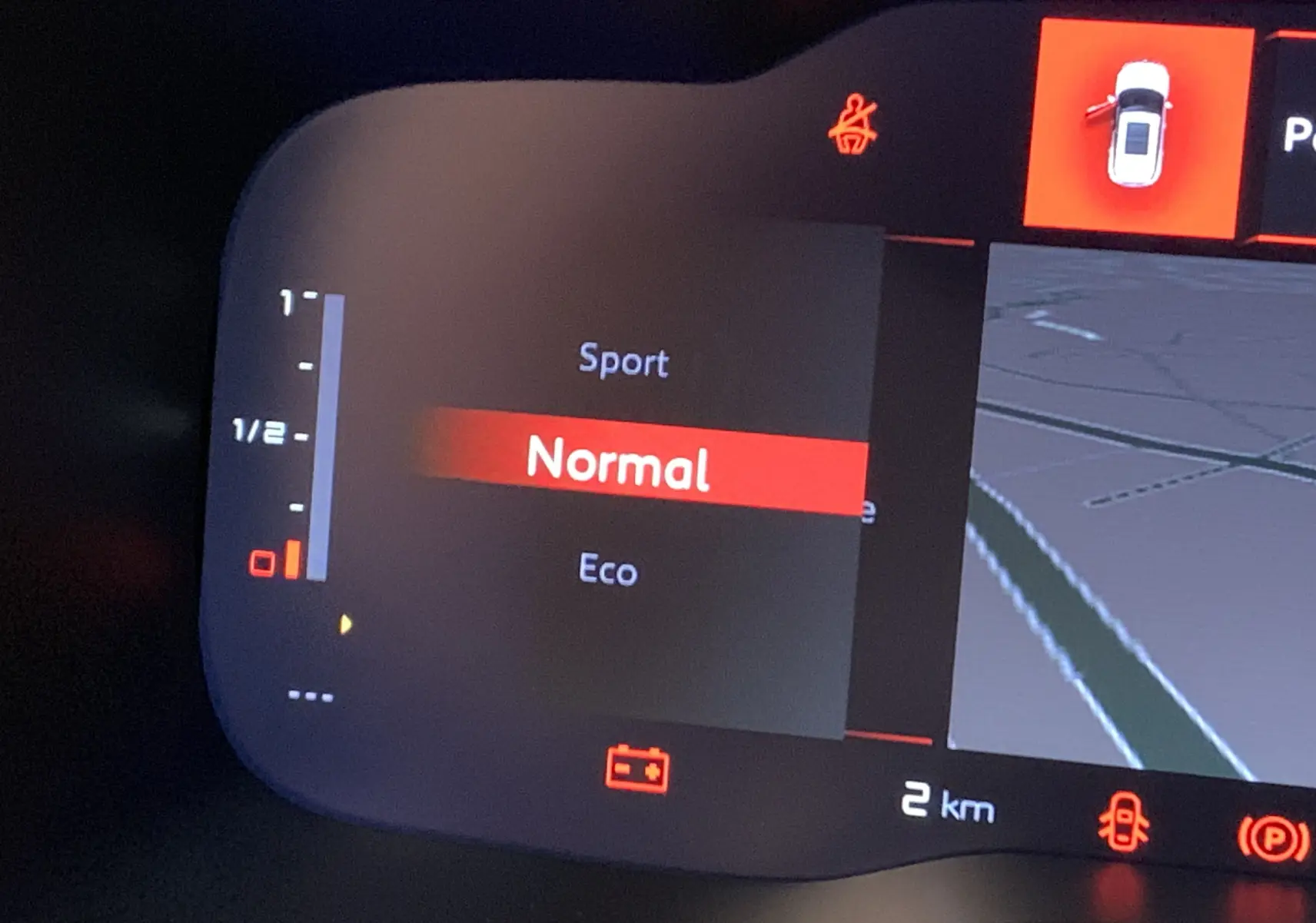 Gros plan sur la palette de changement de vitesse "+" côté droit du volant du Citroën C5 Aircross hybride blanc 2024.