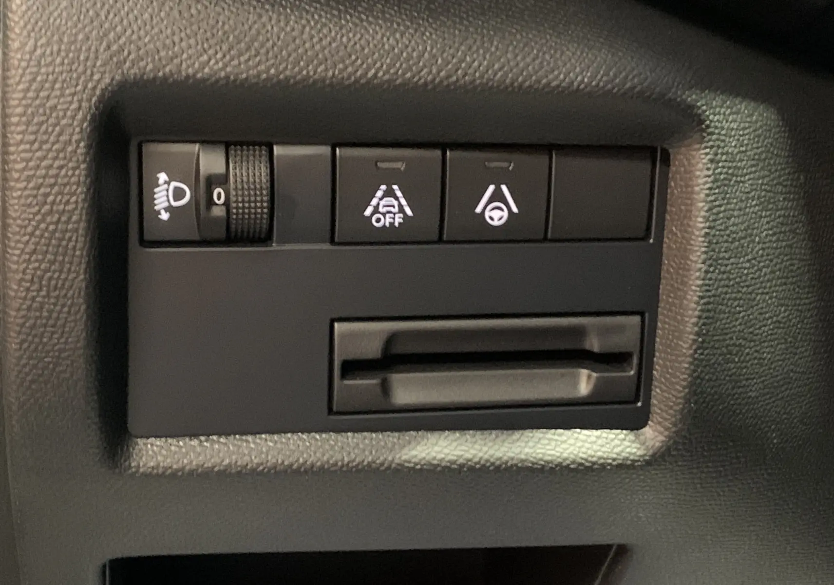 Intérieur du Citroën C5 Aircross hybride blanc 2024, vue de face sur le tableau de bord et la console centrale moderne.