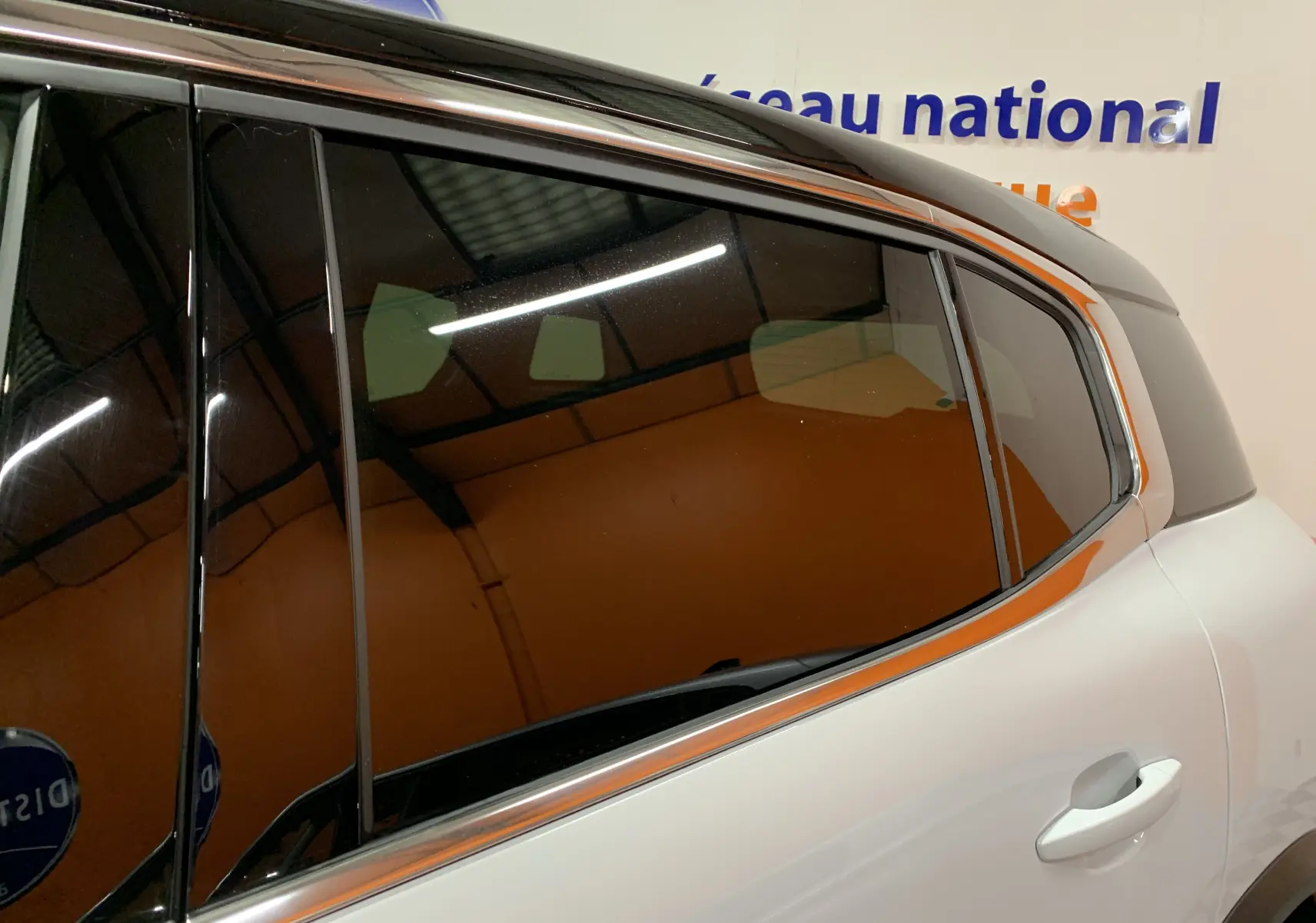Vue latérale droite sur la porte arrière blanche du Citroën C5 Aircross Hybride 136 Max avec vitres teintées.