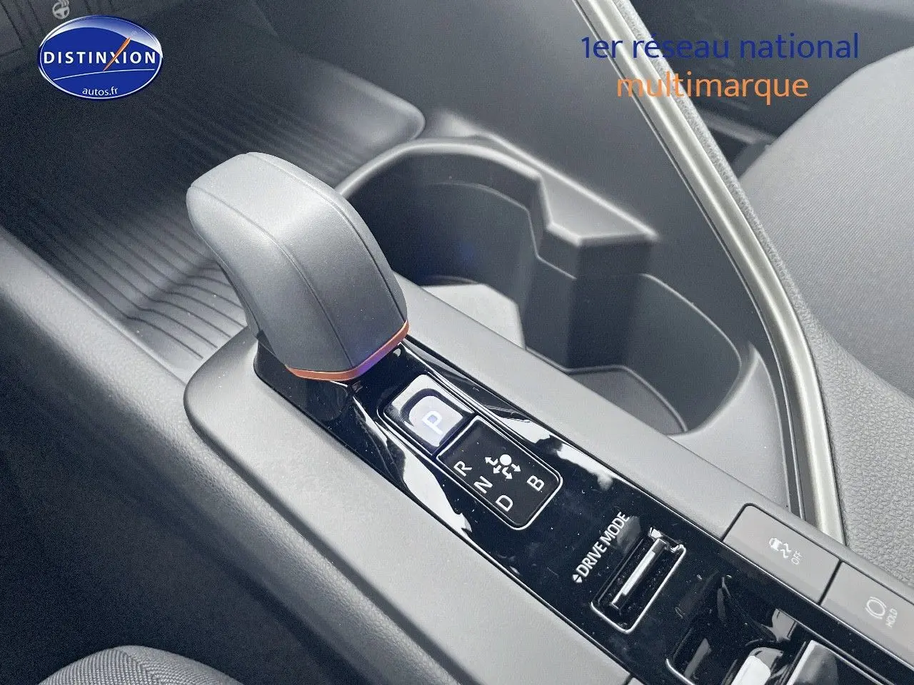 Le levier de vitesses automatique du Toyota C-HR 1.8 Hybrid 2024, vue rapprochée de la console centrale noire.