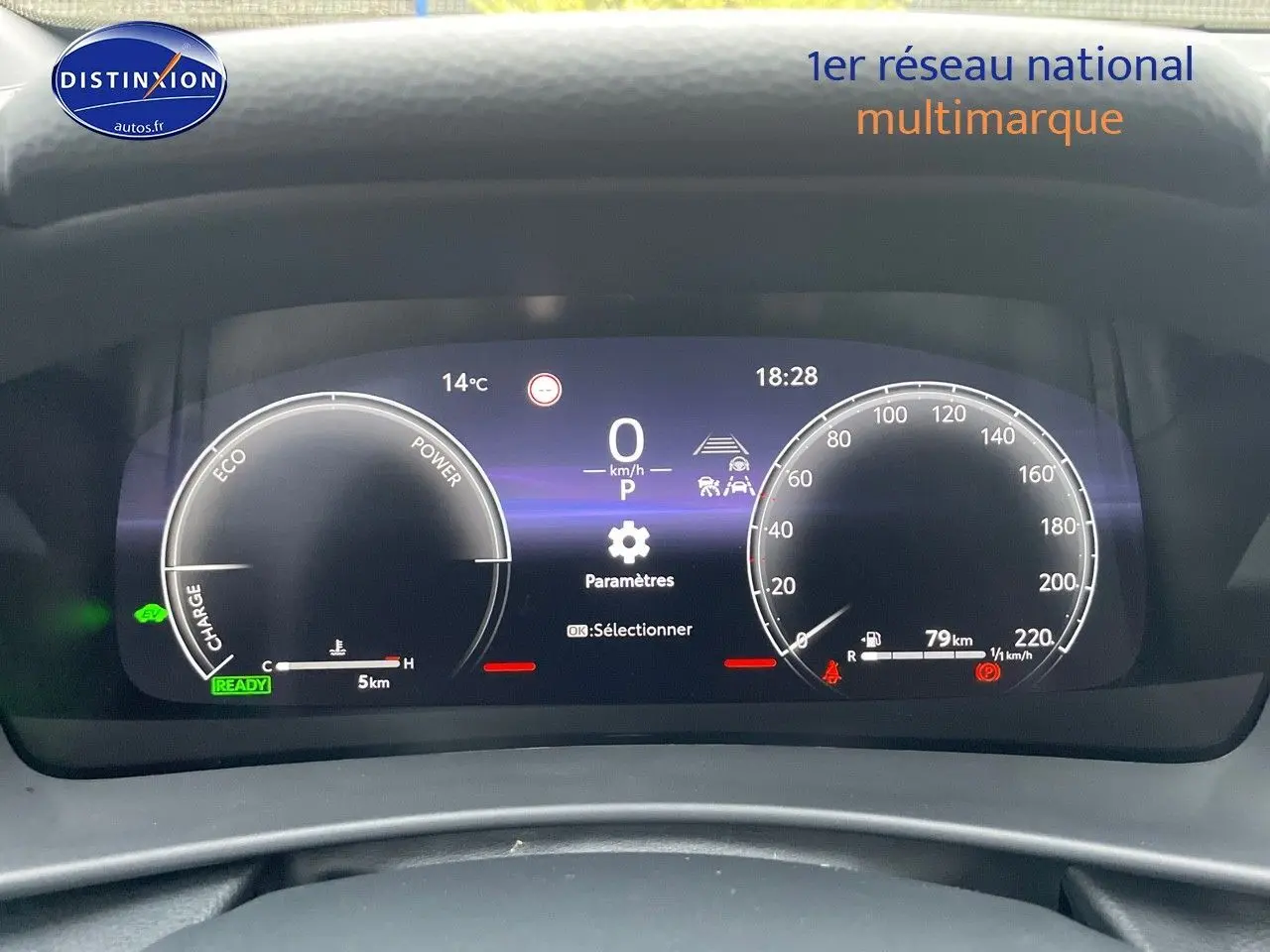 Tableau de bord numérique du Toyota C-HR hybride 2024 affichant vitesse à 0 km/h et autonomie de 79 km.