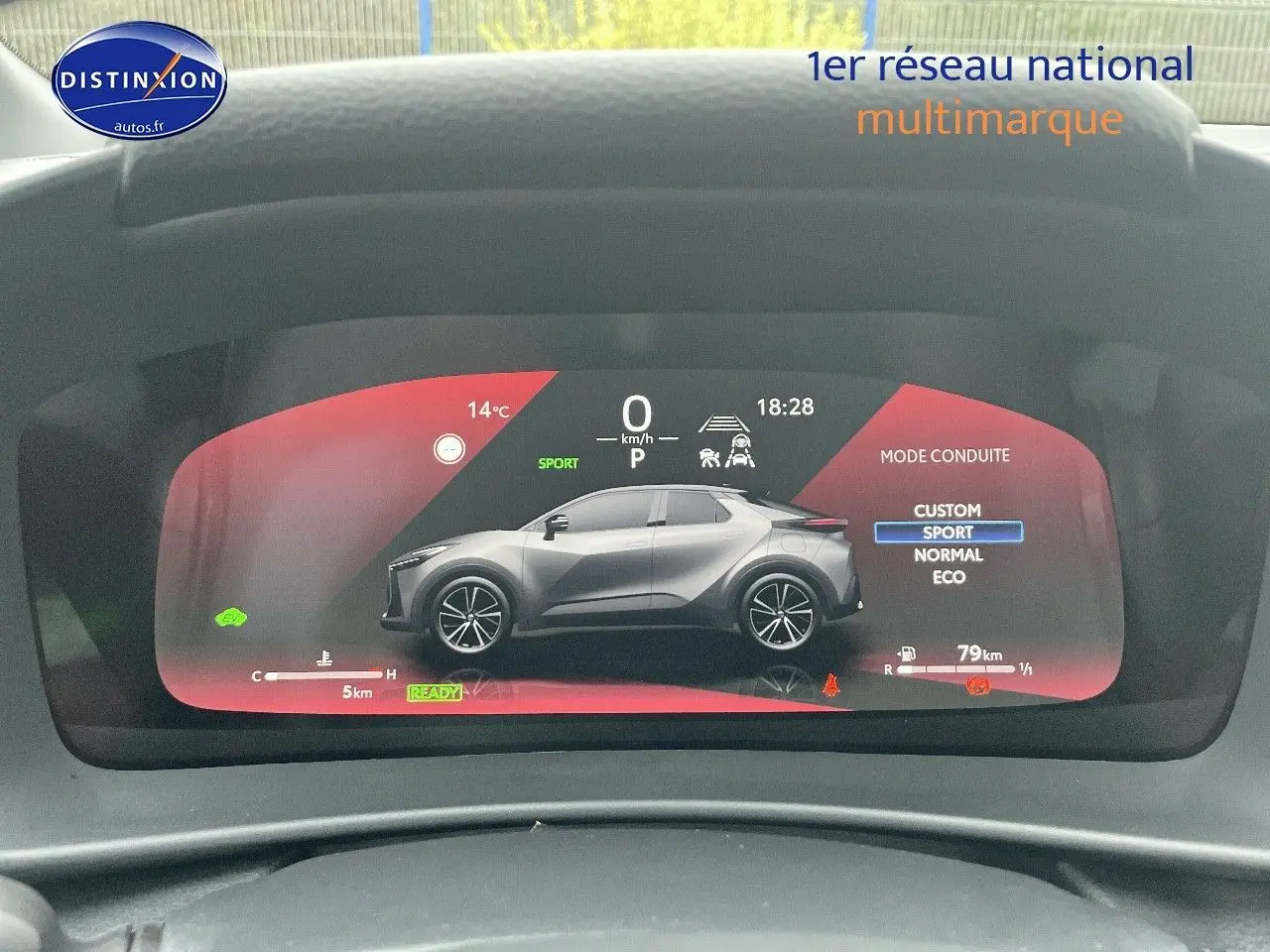 Affichage numérique du tableau de bord Toyota C-HR 1.8 Hybrid 2024 avec vue latérale grise et mode sport sélectionné.