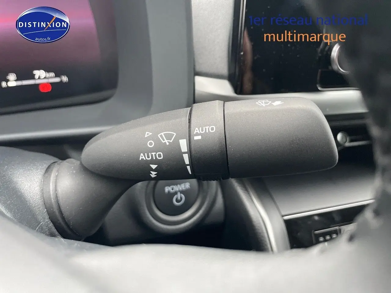 Gros plan sur la commande d’essuie-glace automatique du Toyota C-HR 1.8 Hybrid 2024, intérieur noir.