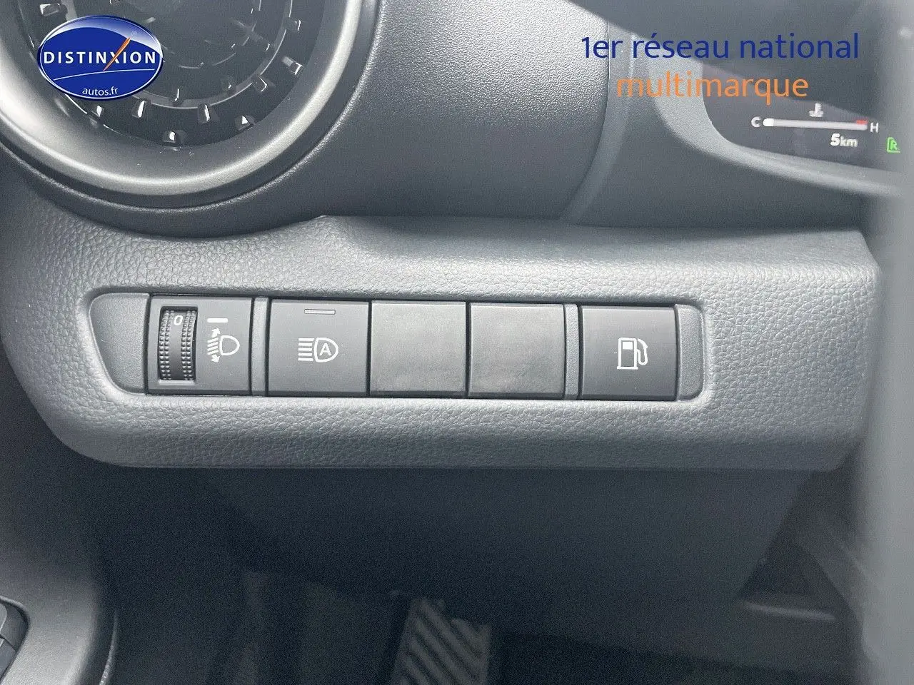 Vue intérieure du tableau de bord côté gauche du Toyota C-HR 1.8 Hybrid 2024, avec commandes d'éclairage et réservoir.