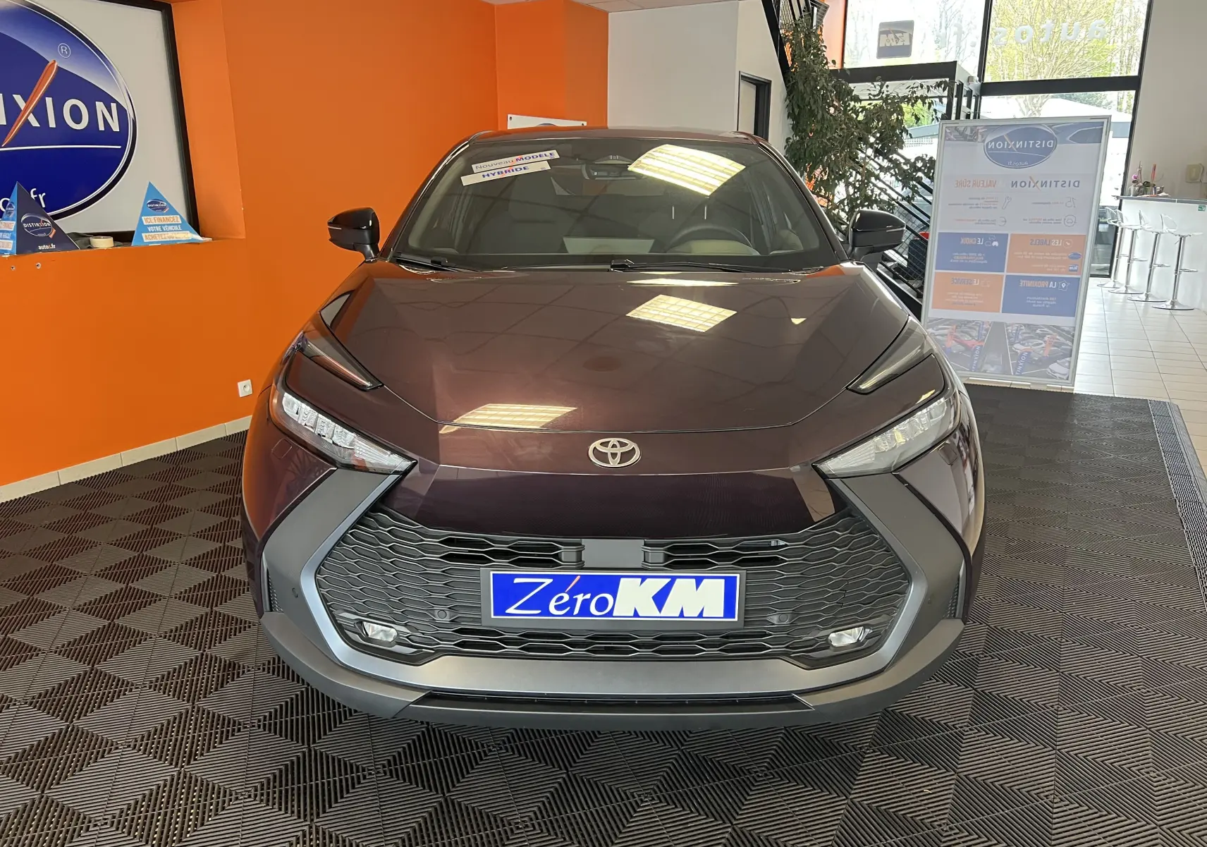 Vue frontale du Toyota C-HR 1.8 Hybrid 2024 en améthyste métal, avec calandre large et phares LED distinctifs.
