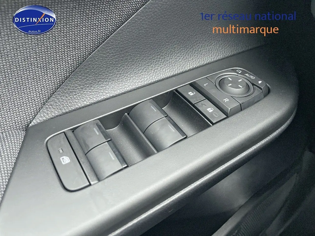 Panneau de commandes des vitres et rétroviseurs côté conducteur dans l'habitacle noir d'un Toyota C-HR améthyste 2024.