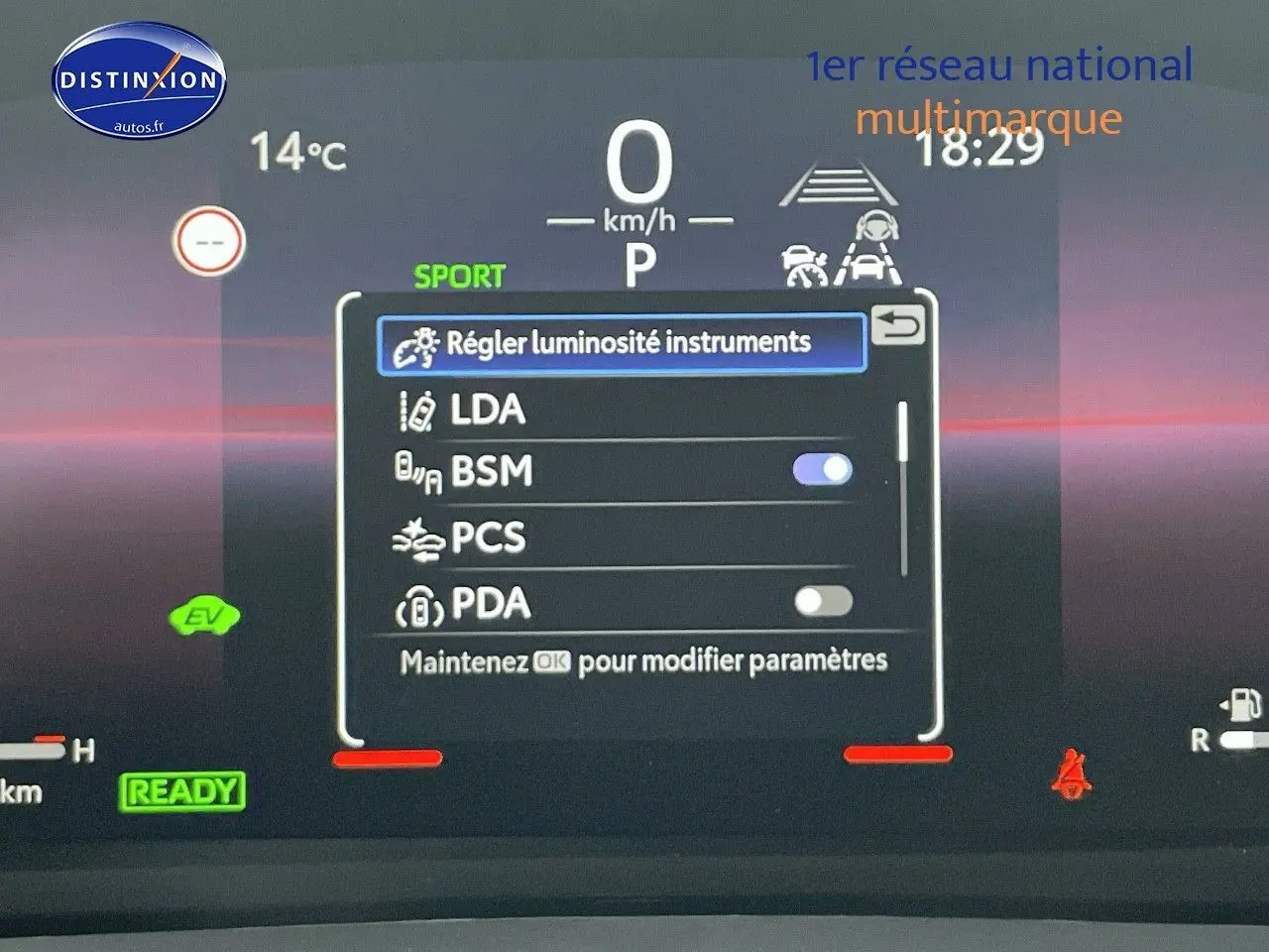 Tableau de bord numérique du Toyota C-HR 2024 en mode Sport affichant les réglages d’assistance à la conduite.