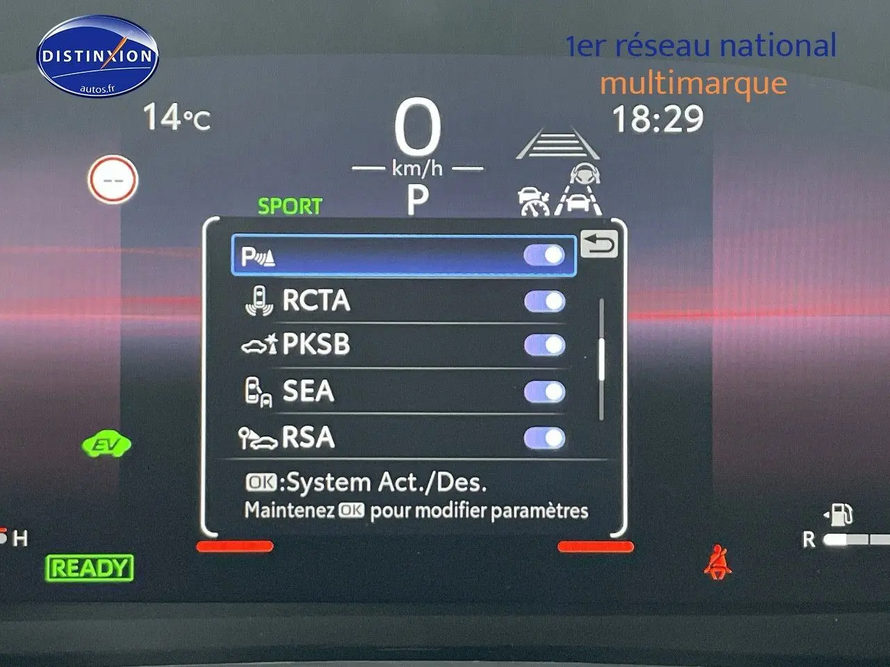 Affichage numérique du tableau de bord du Toyota C-HR 1.8 Hybrid 2024 montrant les options d'assistance activées en mode Sport.