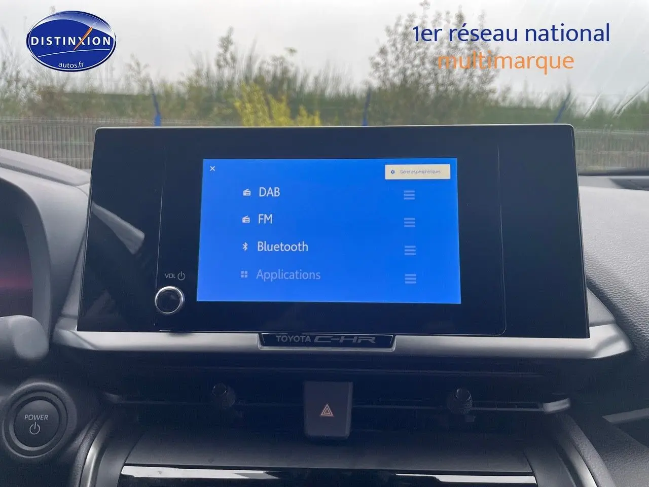 Écran tactile central affichant les options multimédia dans l'habitacle du Toyota C-HR 2024.