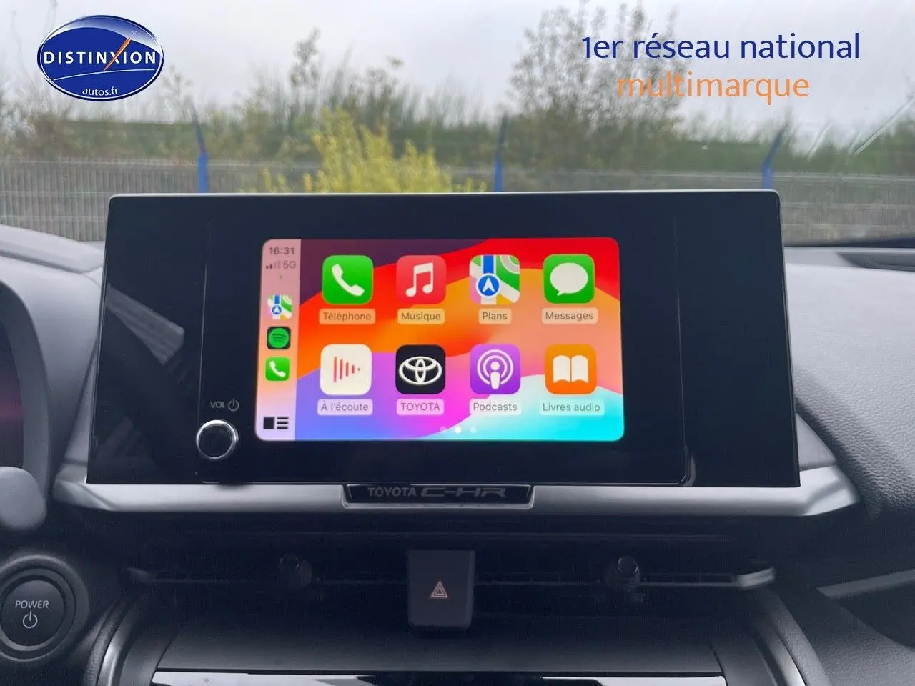 Écran tactile central allumé du Toyota C-HR 1.8 Hybrid 2024, vue intérieure du tableau de bord moderne.