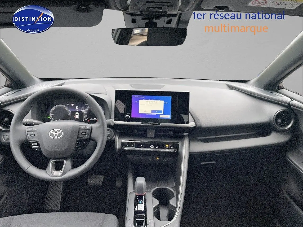 Intérieur avant du Toyota C-HR 2024, tableau de bord moderne avec écran tactile central et volant multifonction noir.