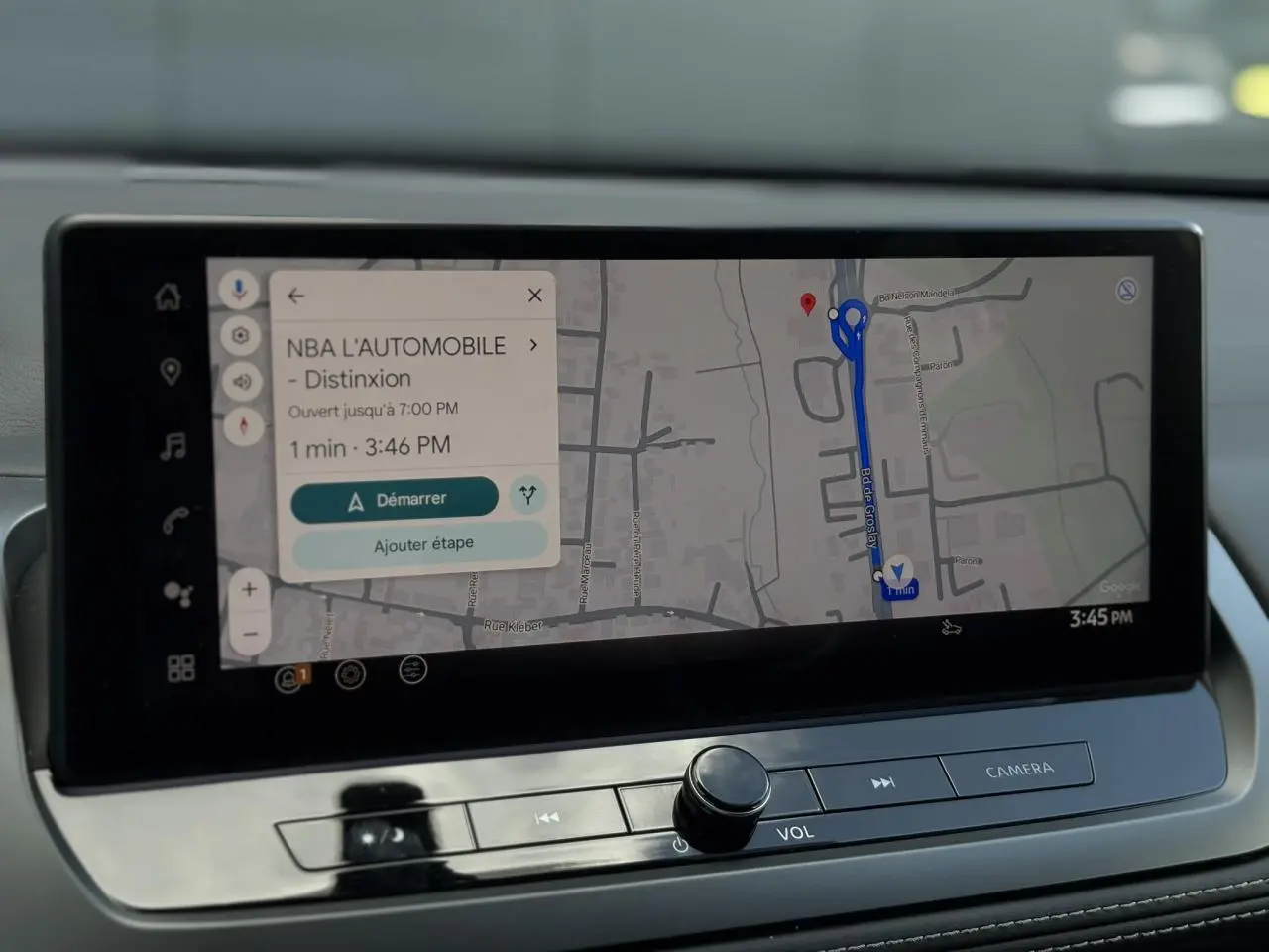 Écran tactile central affichant la navigation GPS dans l’habitacle du Nissan Qashqai 2025.