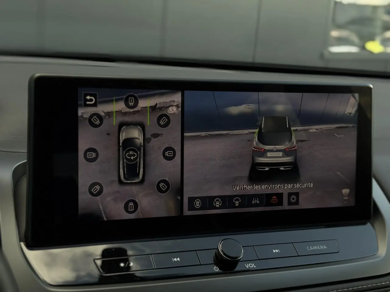Écran intérieur du Nissan Qashqai 2025 montrant la caméra 360° avec vue aérienne du hayon gris Ceramic.