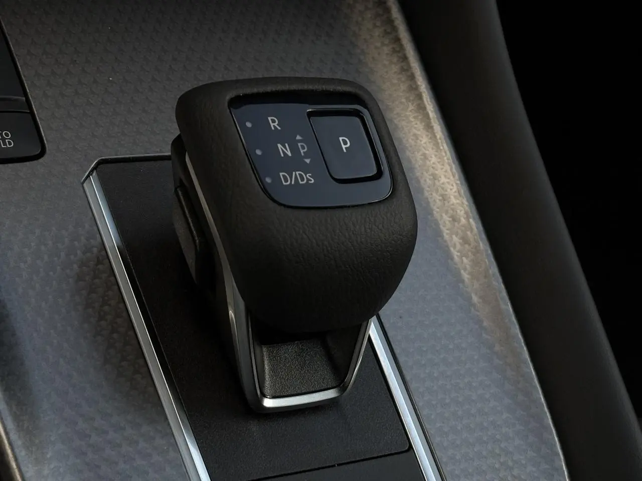 Le levier de boîte automatique noir du Nissan Qashqai 2025, finition N-Connecta, sur console grise texturée.