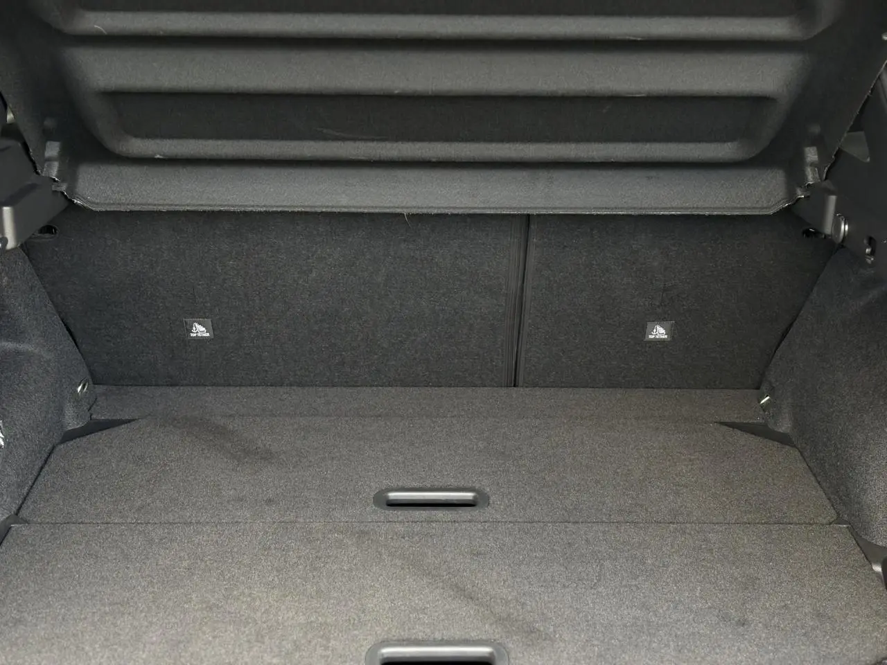 Coffre spacieux du Nissan Qashqai 2025 gris Ceramic avec plancher modulable et hayon électrique ouvert.