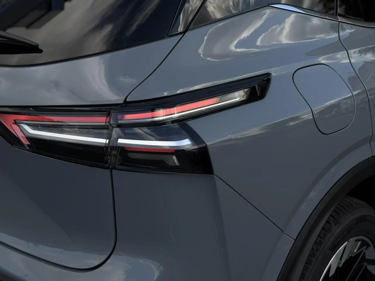 Feu arrière droit du Nissan Qashqai 2025 gris Ceramic, soulignant le design moderne et les lignes épurées.