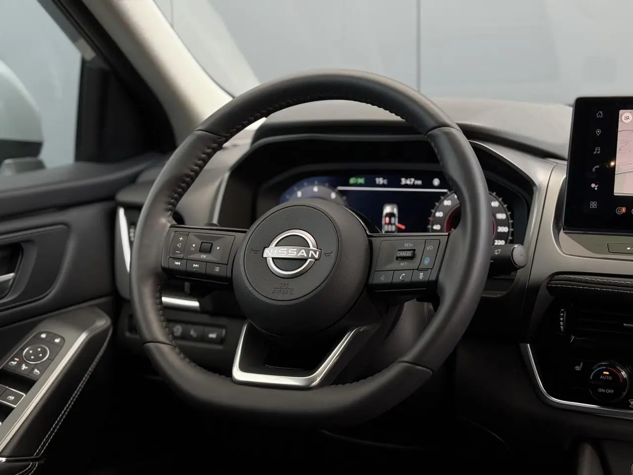 Volant cuir noir de Nissan Qashqai 2025 vu de face avec tableau de bord numérique et commandes intégrées