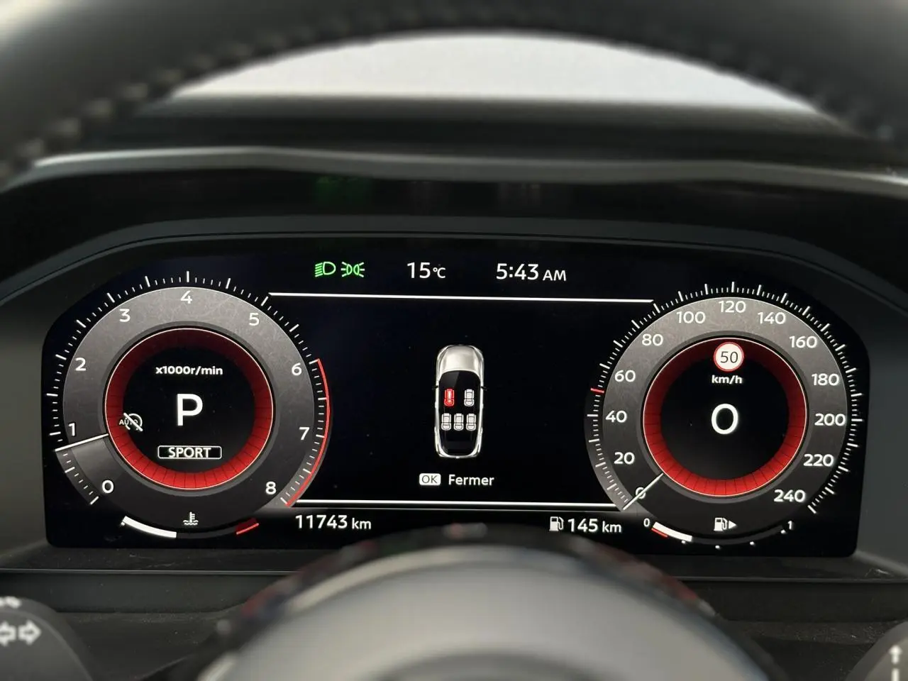 Combiné d'instrumentation numérique du Nissan Qashqai 2025 affichant vitesse, régime et alertes, vu de face depuis le poste de conduite.