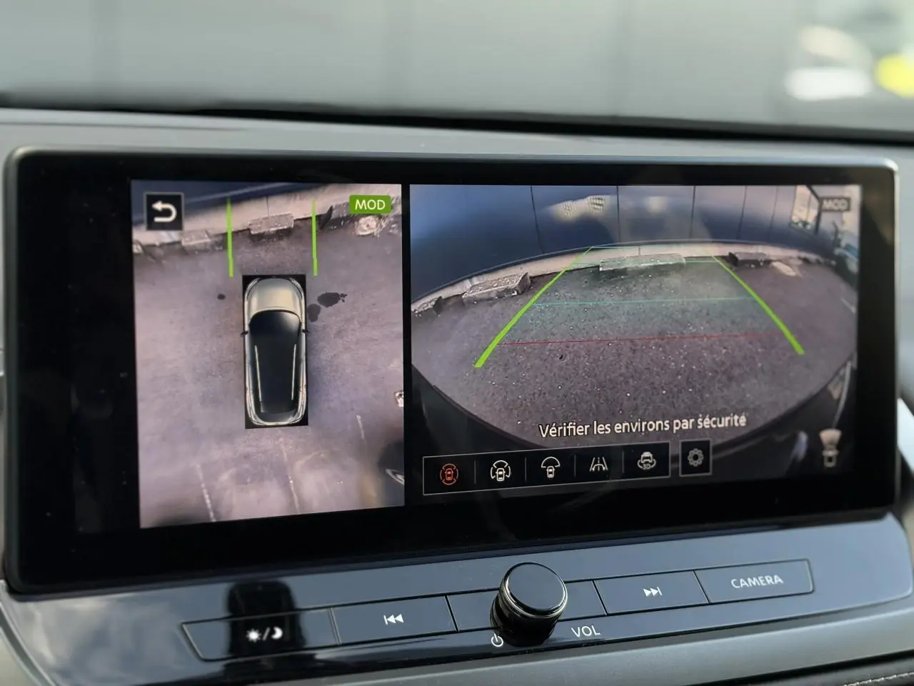 Affichage écran caméra 360° et recul du Nissan Qashqai gris Ceramic 2025 avec aides à la conduite visibles