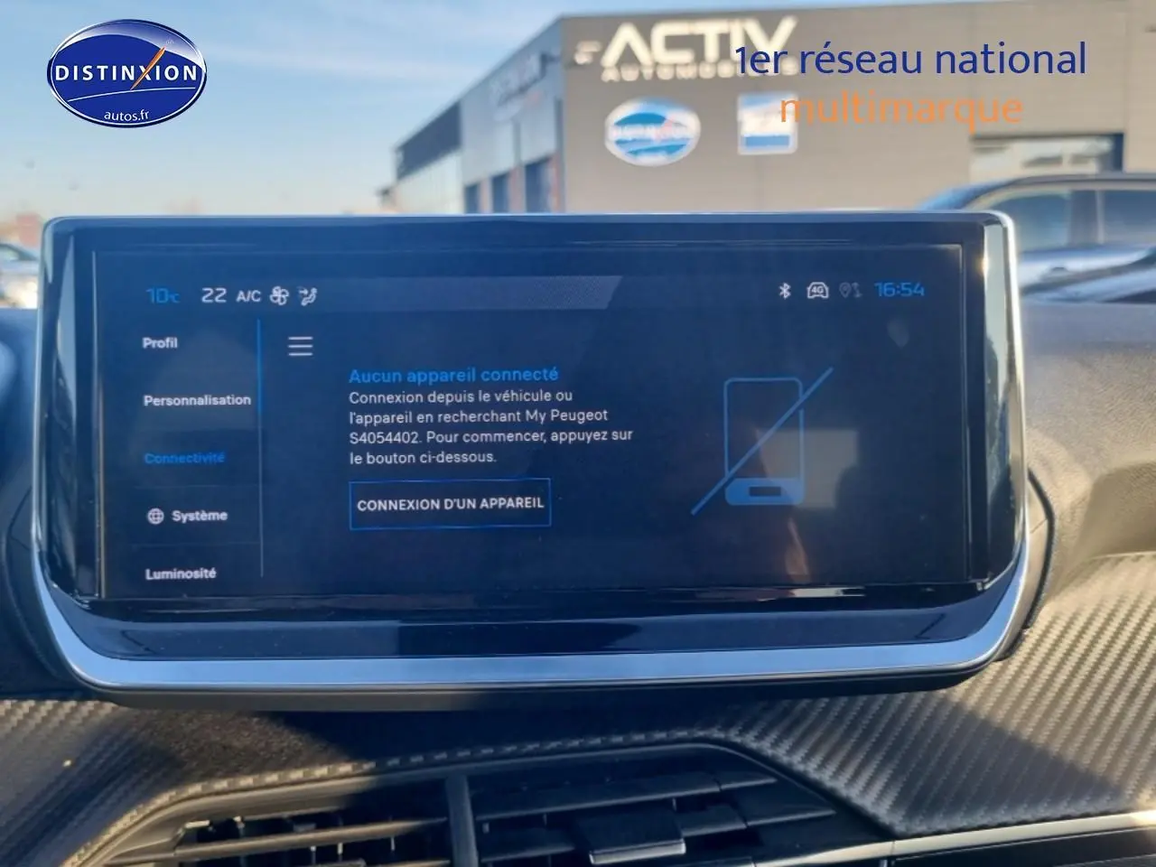 Écran tactile central de la Peugeot 208 gris Artense, affichant le menu de connexion des appareils.