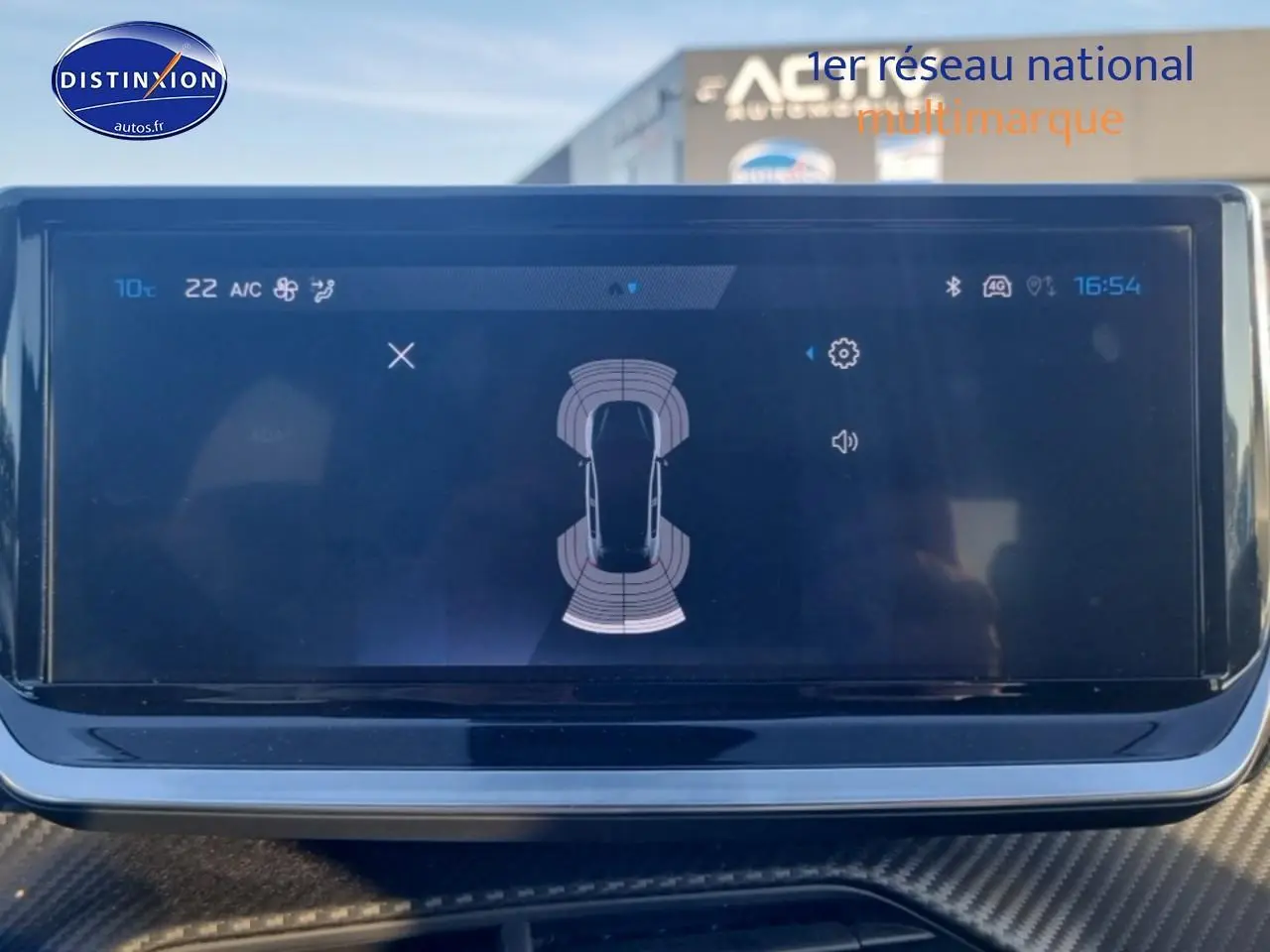 Écran tactile intérieur affichant l'aide au stationnement de la Peugeot 208 1.2 100 Allure.