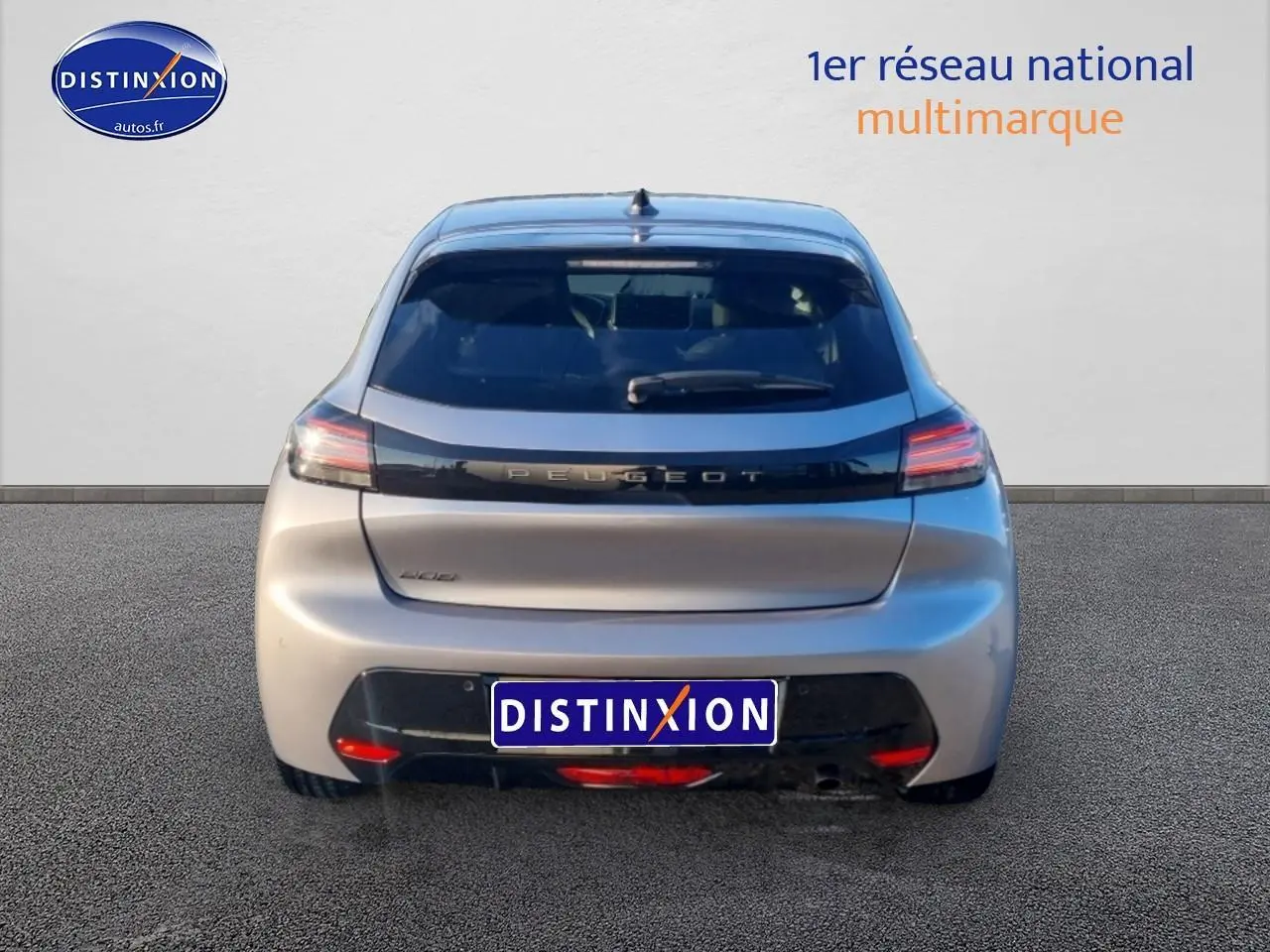 Vue arrière d'une Peugeot 208 gris artense 2025 avec feux arrière LED et lunette arrière teintée.