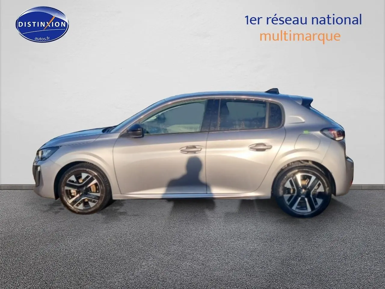 Profil droit de la Peugeot 208 1.2 100 Allure gris Artense avec jantes alliage et vitres teintées.