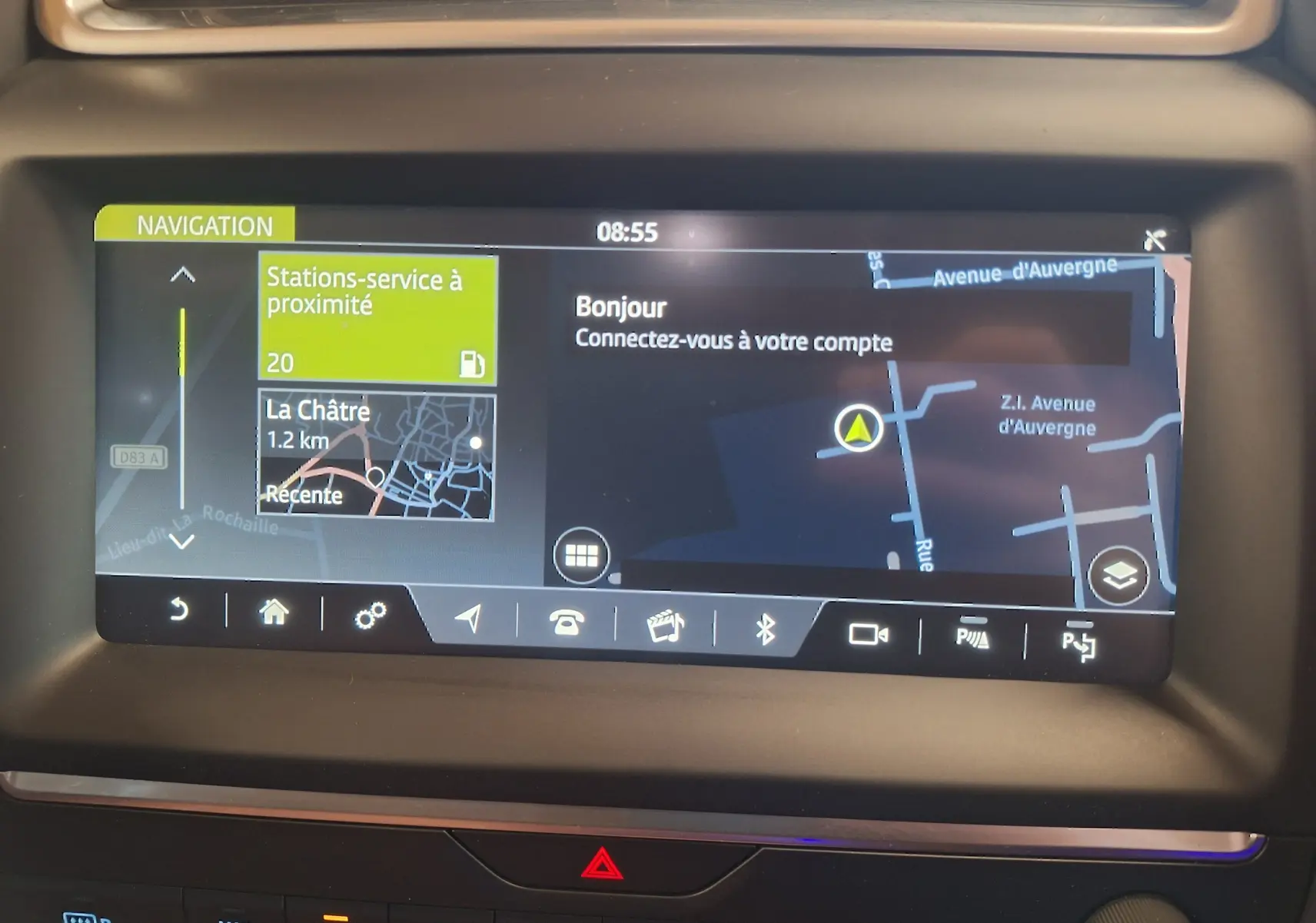 Écran tactile de navigation du Jaguar E-PACE 2019 affichant carte et options connectées dans l'habitacle.