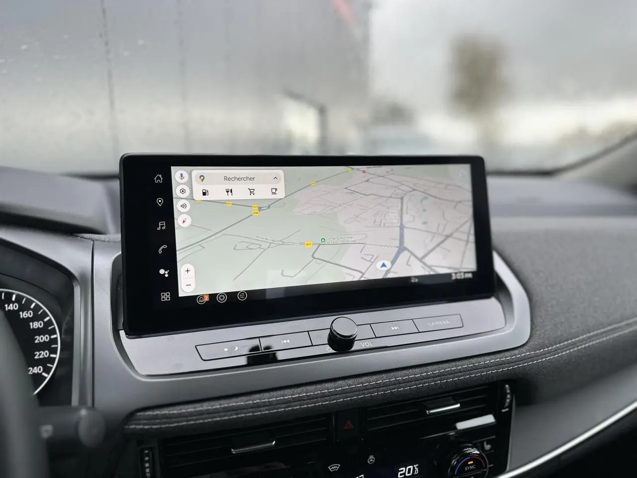 Écran tactile 12,3 pouces affichant la navigation sur le tableau de bord du Nissan Qashqai 2024 noir nacré.